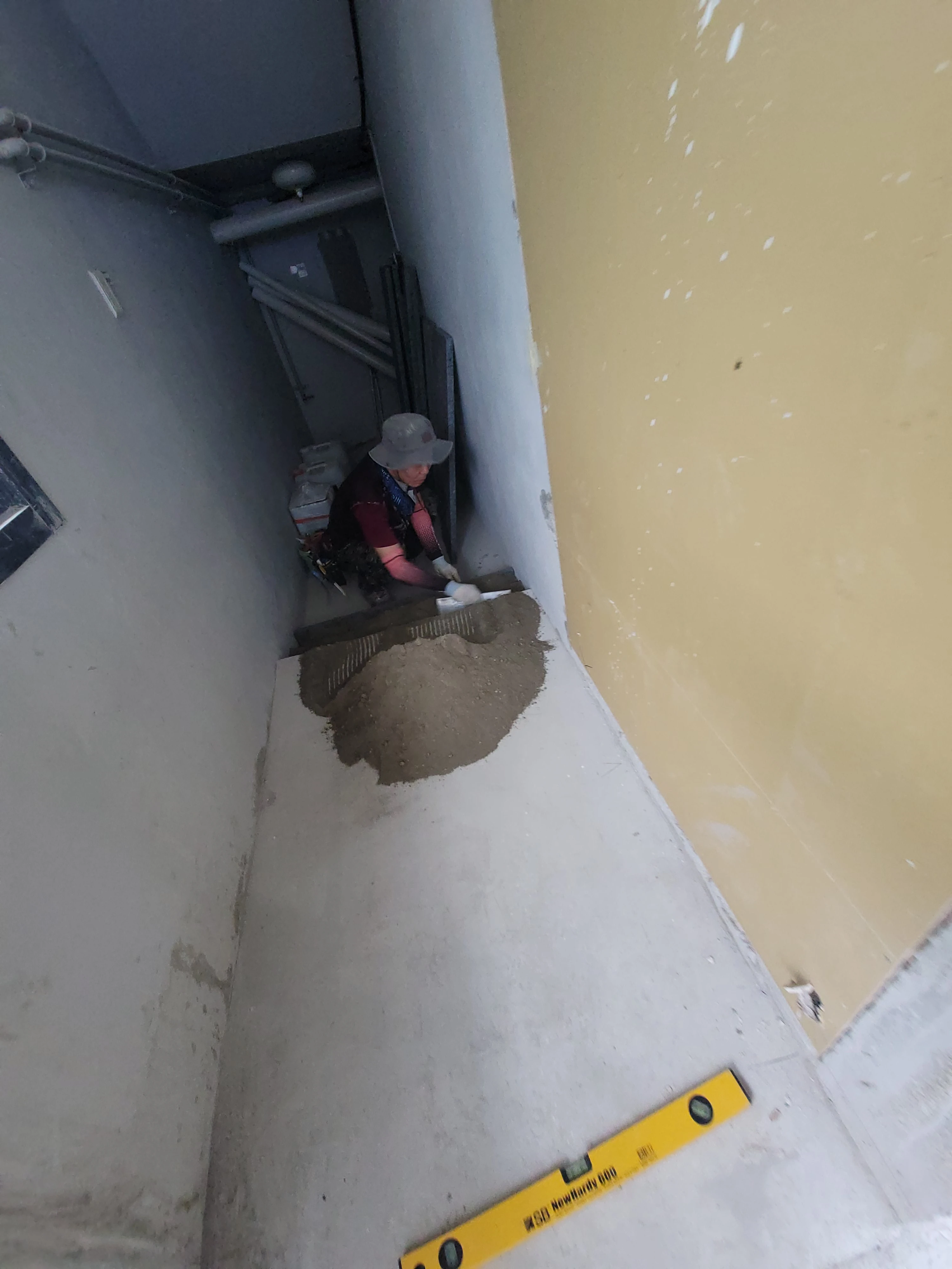 외벽 모르타르 작업 중