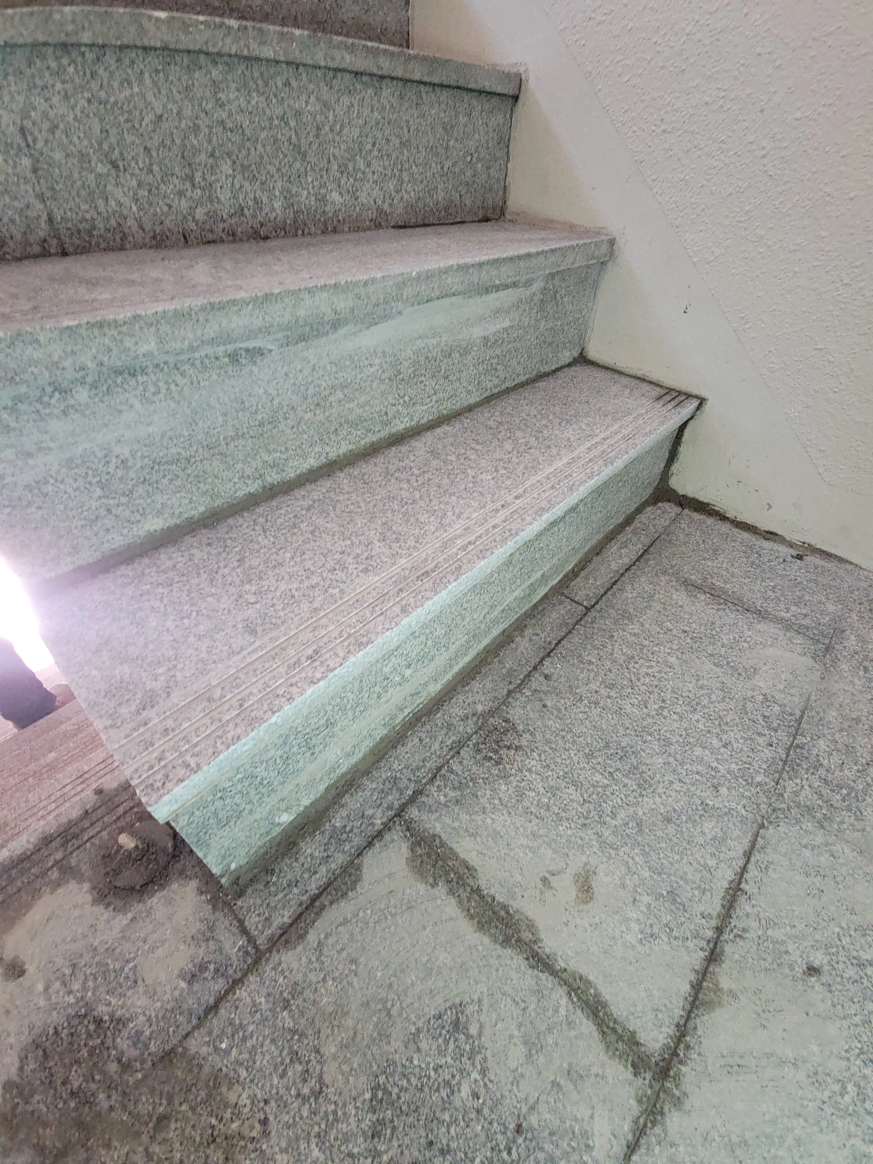 계단 석재 교체 후
