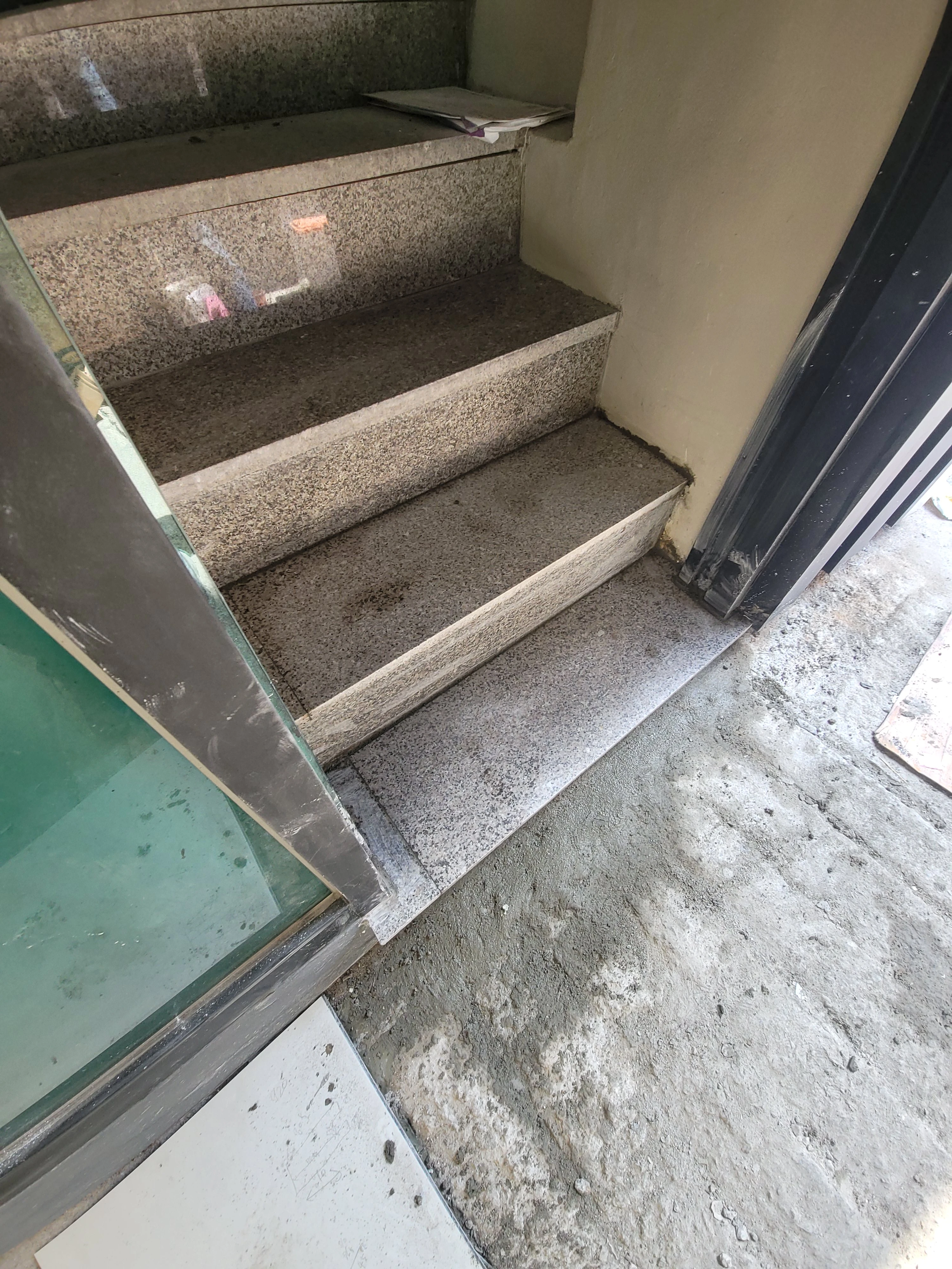 계단 석재 교체 완료